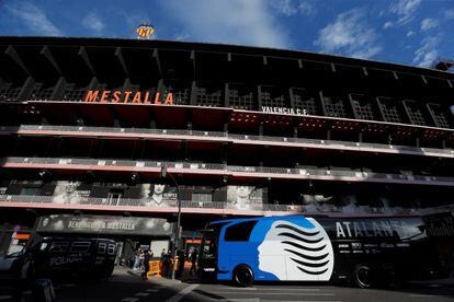 El autobús del Atalanta, delante de la fachada de Mestalla.