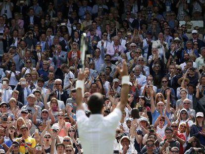 El tenista serbio Novak Djokovic saluda a la grada tras su primer partido, el lunes, en Wimbledon.