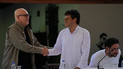 Antonio García, de la guerrilla colombiana Ejército de Liberación Nacional (ELN), le da la mano a Iván Danilo Rueda (derecha), Alto Comisionado para la Paz en representación del Gobierno colombiano.
