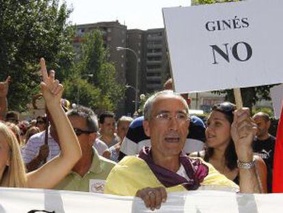 Vecinos protestan contra la reincorporación de Ginés Jiménez.