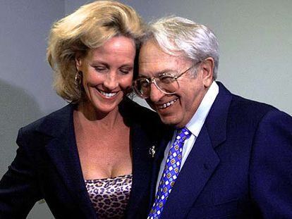 Edward Masry, junto a Erin Brockovich, en el año 2000.