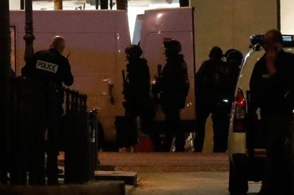 La policía guarda una calle lateral mientras otros investigan cerca de la avenida de los Campos Elíseos después de que un policía muriera y otro resultara herido en un incidente con disparos en París, Francia.