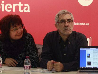 Gaspar LLamazares y Montserrat Muñoz, este domingo, en la reunión del consejo político de Izquierda Abierta.