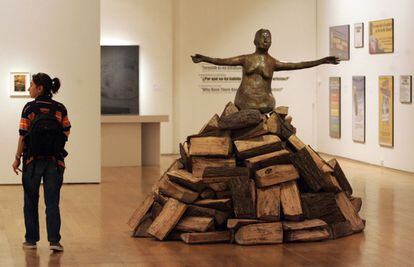 'Mujer pira de rodillas' (2002), obra de Kiki Smith. Foto: Luis Alberto García