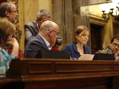 Carmen Forcadell, presidenta del Parlamento de Catalu&ntilde;a (segunda por la derecha) en el pleno de ayer.