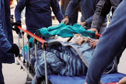 Un herido rescatado en Adana, el miércoles. 