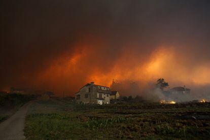 Imatge de les flames d'un dels incendis forestals que arrasen Galícia, apropant-se als habitatges situats a la parròquia de Chandebrito, que pertany al municipi de Pontevedra de Nigrán.