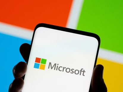 Un móvil muestra el logotipo de Microsoft