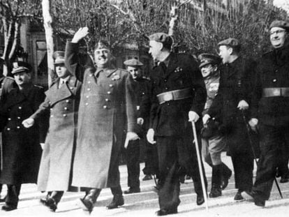 L&rsquo;alcalde Mateu i Pla, a l&rsquo;esquerra de Franco, a Barcelona el 30 de gener de 1942, per celebrar el tercer aniversari de l&rsquo;entrada a la ciutat.
