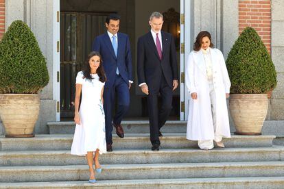 La Reina Letizia, el emir de Qatar, Tamim Bin Hamad Al Thani, el Rey Felipe y la jaquesa, Jawaher Bint Hamad Bin Suhaim Thani, posan para los medios antes del almuerzo celebrado en el Palacio de la Zarzuela.