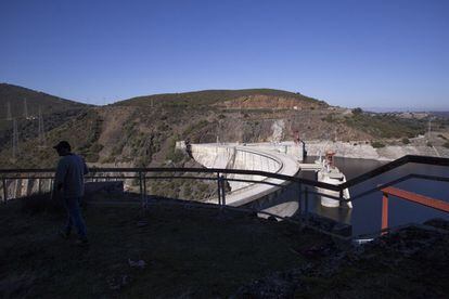 Los numerosos embalses del Tajo en Cáceres generan el 20% de la energía hidroeléctrica que se produce en toda España. En la imagen, la central hidroeléctrica de la presa de Valdecañas, cerca de la localidad cacereña de Belvís de Monroy.