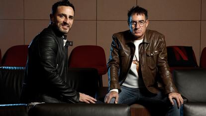 Diego Ávalos, vicepresidente de Contenidos de Netflix en España, y el guionista y productor Álex Pina, en la sede de Netflix en Madrid el pasado 11 de noviembre.
