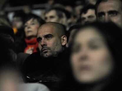 Guardiola segueix el partit del Barça contra el City.