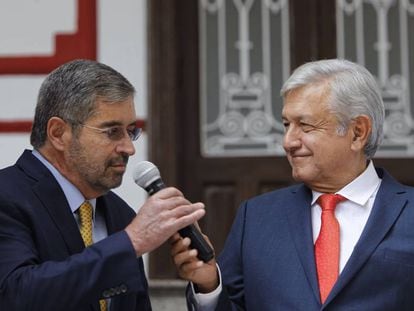 López Obrador cede el micrófono a Juan Ramón de la Fuente.