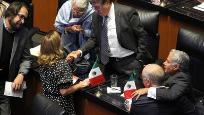 Los senadores Claudia Ruíz Massieu (PRI), Julen Rementería (PAN) y Ricardo Monreal (Morena), conversan en el Senado.