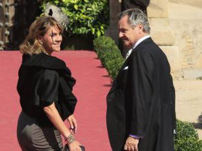 Dolores de Cospedal y su esposo, en una boda en Toledo en 2010.
