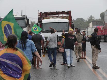 Grupos de camioneros bloquean una carretera, este martes en Río de Janeiro.