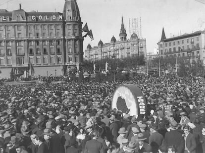 La multitud se concentra en la plaza de Cataluña (Barcelona), el 14 de abril de 1931.