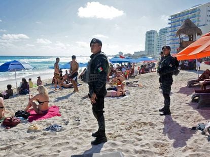 Policías federales de México vigilan una playa de Cancún.
