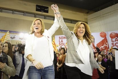 Acto de campaña del PSC para las elecciones del 20-D en Cornella, con Susana Díaz y  Carme Chacón (i), el 7 de diciembre de 2015.