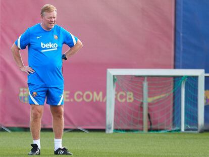 Ronald Koeman, durante el entrenamiento del Barcelona.