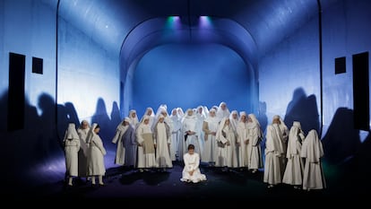 La soprano albanesa Ermonela Jaho, interpretando a Suor Angelica, en un momento de un ensayo de Il Trittico, que se estrena este domingo en el Liceu.