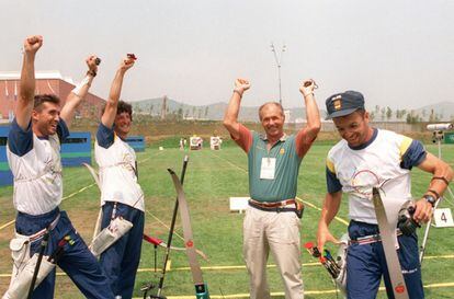 El equipo español celebra la medalla de oro el 4 de agosto de 1992 en la categoría de Tiro con Arco. Sus integrantes, de izquierda a derecha: Juan Carlos Holgado, Antonio Vázquez y Alfonso Menéndez.