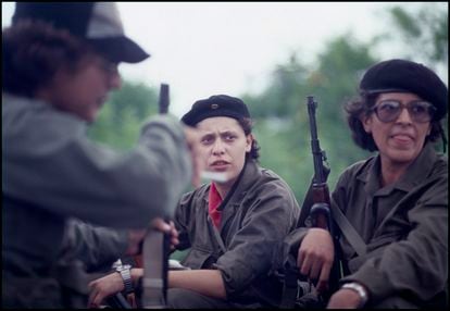 Dora María Telléz, en el centro, en los días posteriores al triunfo de la revolución sandinista de 1979.