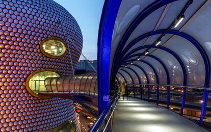 Pasarela de acceso a los almacenes Selfridges, en el céntrico Bullring de Birmingham (Reino Unido).