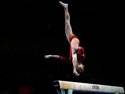 Ana Pérez, durante su ejercicio de barra de equilibrios. 