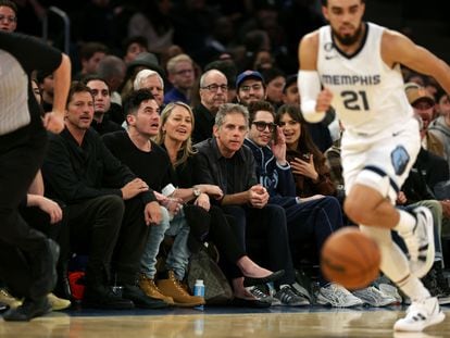 Christine Taylor, Ben Stiller, Pete Davidson y Emily Ratajkowski en la primera fila del Madison Square Garden en el partido entre Memphis Grizzlies y New York Knicks el 27 de noviembre.