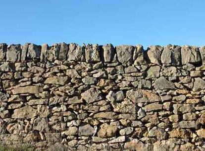 En Vilafranca (Castellón) se registran más de mil kilómetros de paredes de piedra en seco como ésta, además de un millar de casetas de pastor.
Las casetas tienen falsas bóvedas interiores, a base de losas que van formando círculos concéntricos de radio decreciente.