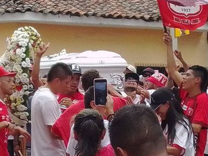 Familiares y amigos despiden a Cristian Salinas, firmante de paz, asesinado en un atentado sicarial en el corregimiento de Costa Rica, en Ginebra, Valle del Cauca.
