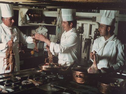 Josep Marcader, a la izquierda, en la cocina del Motel Empordà en una foto de la familia.