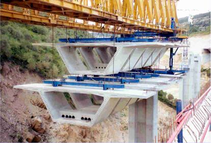 Dovelas prefabricadas del viaducto de Castro durante su construcción, hace 21 años, en una imagen de un informe de Fomento.
