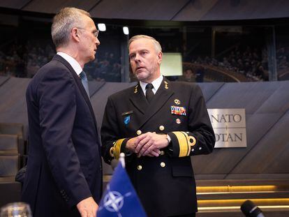 El secretario general de la OTAN, Jens Stoltenberg, habla con el jefe del comité militar de la Alianza, el almirante holandés Rob Bauer, este miércoles.