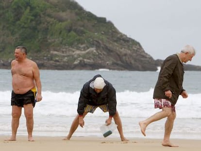 Un grupo de jubilados disfrutra de la playa de la Concha de San Sebasti&aacute;n.