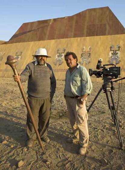 De izquierda a derecha, el arqueólogo Walter Alva y el director J. Manuel Novoa.