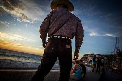 El Malecón de Mazatlán es uno de los más largos del mundo gracias a sus 21 kilómetros de extensión. Su sector más antiguo data de 1830 y todo el paseo está decorado con obras de arte como el monumento a Pedro Infante, el de la Mujer Mazatleca, el de la Continuidad de la Vida o El Clavadista, icono del centro histórico de Mazatlá: unas escaleras se alzan hasta un risco desde el cual expertos clavadistas ejecutan sus saltos a unas rocosas aguas de 2,5 metros de profundidad. En el paseo destaca un complejo arquitectónico con detalles arabescos dedicado contra todo pronóstico al ocio nocturno.