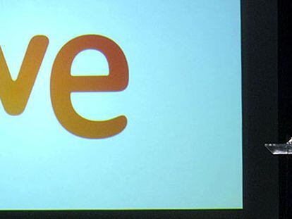 El presidente de RTVE, Luis Fernández, presenta el nuevo logotipo.