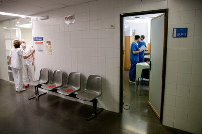 Personal médico en el área de consultas adaptadas a la pandemia de la covid-19 en el Hospital Clínico San Carlos, en Madrid, el pasado junio.