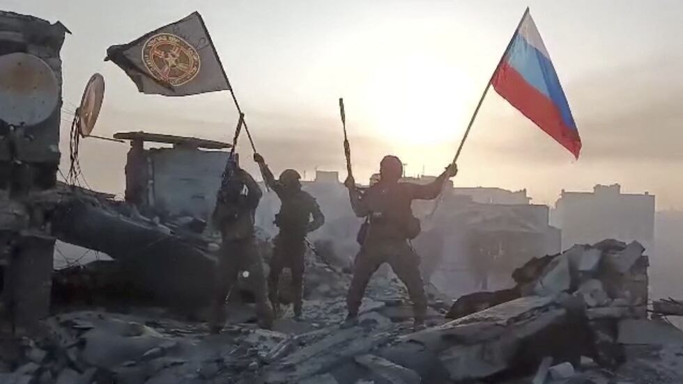 Los mercenarios de Wagner ondeaban banderas rusas y del grupo en un lugar no identificado de Ucrania el 20 de mayo, en una imagen de un vídeo de la compañía.