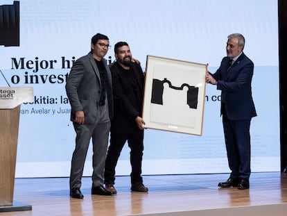 Los ganadores del premio de investigación, Juan José Martínez (izquierda) y Bryan Avelar, este martes en los premios Ortega y Gasset.