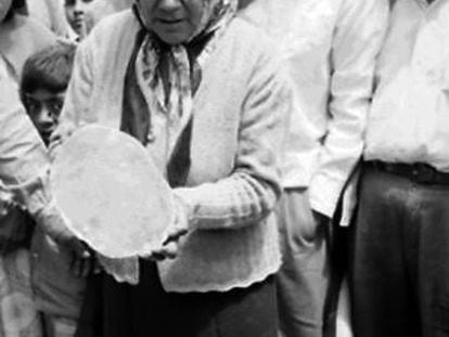 Eulalia Guzmán observa piezas arqueológicas en Ixcateopan, Guerrero, en 1949.
