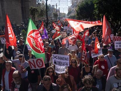 MIles de personas se manifestaban este sábado en Sevilla en defensa de la sanidad pública.