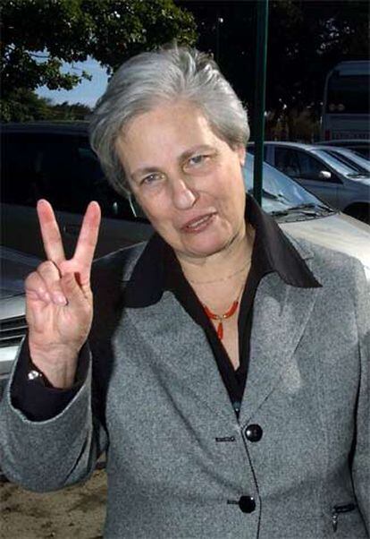 Rita Borsellino hace en Palermo el signo de la victoria.