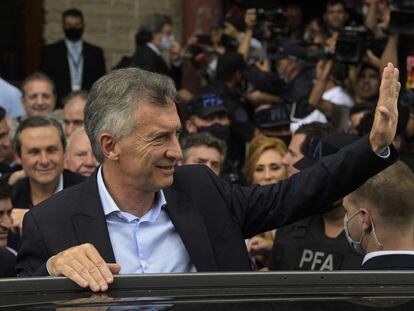 El expresidente de Argentina saluda a sus seguidores tras declarar en los tribunales federales de Dolores en una causa por presunto espionaje, el 3 de noviembre de 2021.