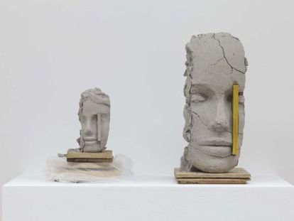 &#039;Unfired clay head&#039; (2014). Obra de Mark Manders en bronce pintado y madera.