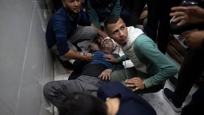 Un herido es atendido en el suelo del hospital Nasser, de Jan Yunis, en el sur de Gaza, este domingo.