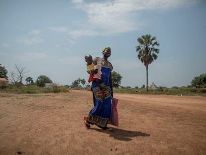 Akuac Chan, de 16 años, y su hija de 21 meses han recorrido varios kilómetros para obtener un diagnóstico médico de su dolencia, algo común en Sudán del Sur.